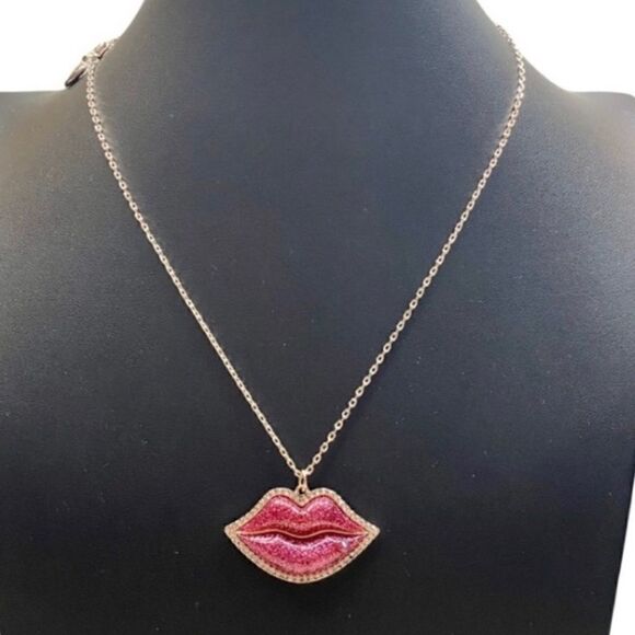 Betsey Johnson Sparkly Lips Pendant on Bright Gold Toned Chain. Dk. Pink/Purple. - Picture 1 of 6